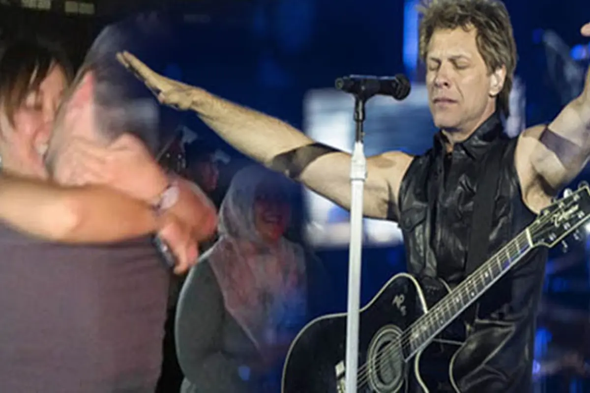 Romantis, Pria Lamar Kekasihnya Saat Konser Bon Jovi di Senayan