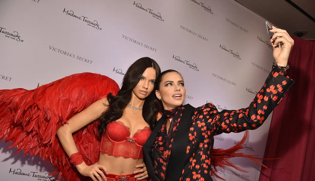 Adriana Lima pun tidak bisa menahan diri untuk bermain-main dengan kembaran barunya tersebut. Ia kerap kali melakukan selfie dengan patung lilinnya. Berdasarkan PR Newswire, proses pembuatan patung lilin Adriana Lima dimulai pada Juli.(AFP/Bintang.com)