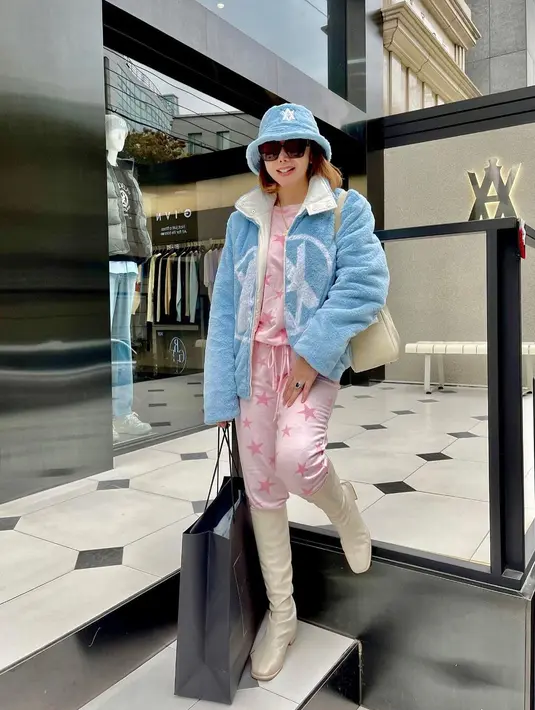 Penampilannya pasca operasi plastik pun diunggah di Instagram. Dengan wajah yang masih bengkak dan ditutupi perban, Femmy terlihat sudah aktif jalan-jalan.Penampilannya yang modis tak luput dari perhatian. @femmypermatasari.