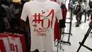 Salah satu kaus produk official merchandise pasangan calon (paslon) 01 Jokowi-Ma'ruf Amin di FX Sudirman, Jumat (25/1). Pembuatan merchandise ini diinisiasi langsung oleh salah satu kelompok relawan Jokowi, yakni JokowiMotion. (Liputan6.com/Angga Yuniar)