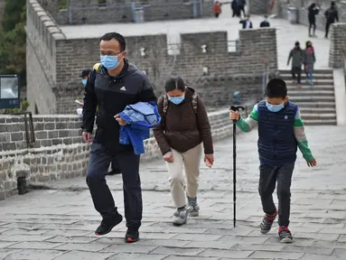 Sejumlah wisatawan mengunjungi Tembok Besar bagian Badaling di Beijing, ibu kota China, pada 24 Maret 2020. Bagian dari Tembok Besar yang terkenal di Beijing itu telah dibuka kembali sebagian pada Selasa (24/3), setelah ditutup selama hampir dua bulan akibat corona COVID-19.  (Xinhua/Chen Zhonghao)