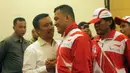 Para atlet bersalaman dengan Menpora, Imam Nahrawi saat acara pelepasan kontingen Indonesia ke ASEAN Paragames 2017 di Hotel Lorin Solo, Selasa (12/9/2017). Indonesia diharapkan meraih juara umum di APG. (Bola.com/Ronald Seger)
