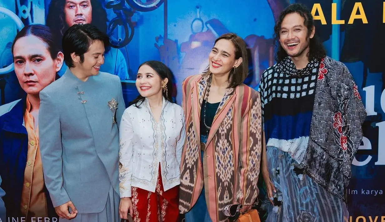 <p>Beberapa artis pemeran film Budi Pekerti baru saja menghadiri acara Gala Premiere di Yogyakarta. Prilly Latuconsina, Angga Yunanda, hingga Dwi Sasono tampil memukau mengenakan wastra. [Foto: Instagram/prillylatuconsina96]</p>