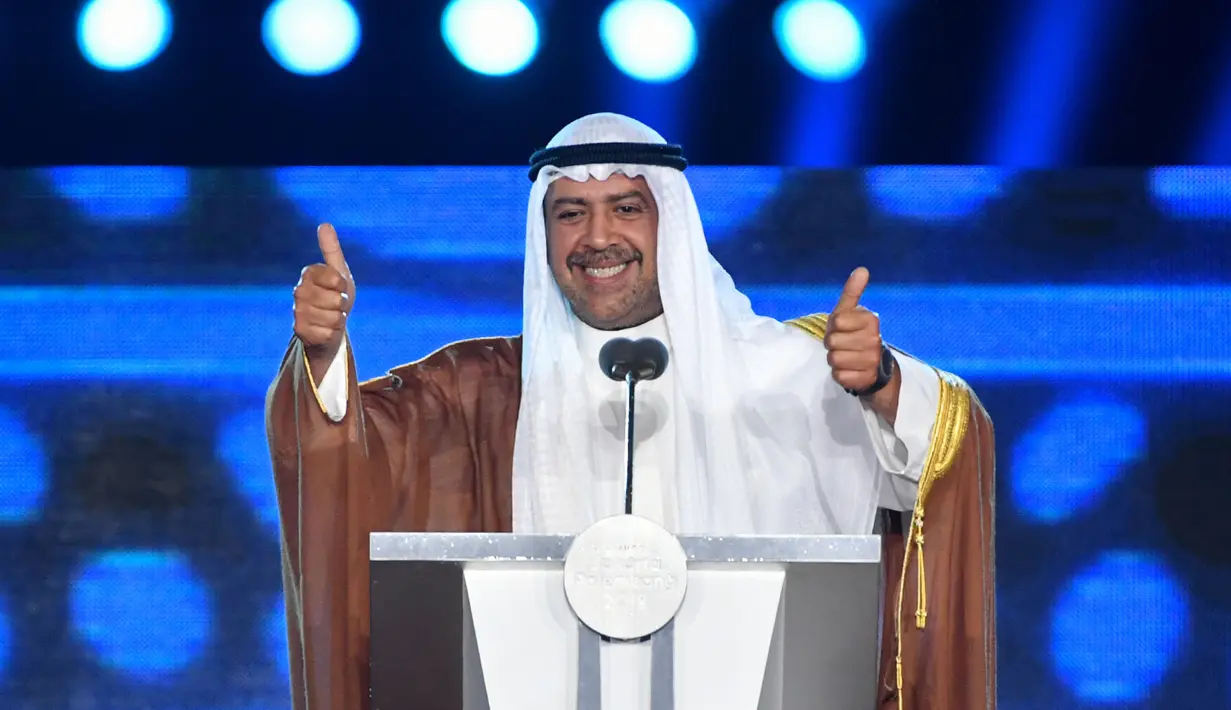 Presiden Dewan Olimpiade Asia (OCA) Sheikh Ahmad Al Fahad Al Sabah memberi sambutan pada Penutupan Asian Games 2018 di Stadion Utama GBK, Jakarta, Minggu (2/9). Presiden OCA menyelipkan beberapa kalimat dalam bahasa Indonesia dalam pidato (ADEK BERRY/AFP)