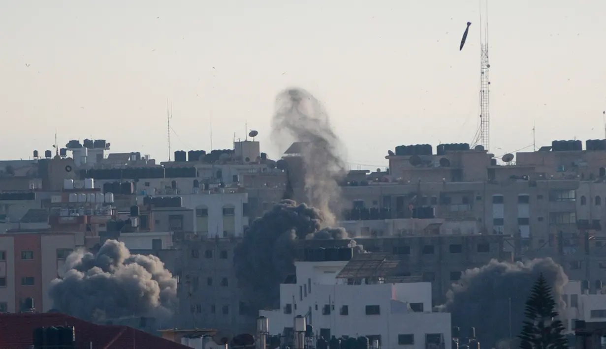 Sebuah roket Israel jatuh di atas sebuah bangunan perumahan di Kota Gaza, Palestina, Minggu (5/5/2019). Kabar gencatan senjata antara Palestina dengan Israel datang setelah komunitas internsional, termasuk PBB menyerukan agar kedua belah pihak menahan diri. (AP Photo/Khalil Hamra)