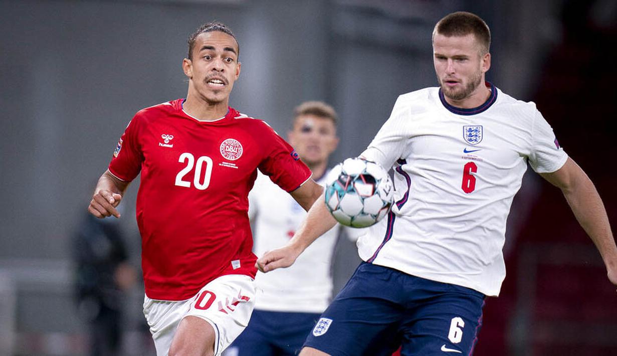 Pemain Denmark, Yussuf Poulsen, berebut bola dengan pemain Inggris, Eric Dier, pada laga UEFA Nations League di Stadion Parken, Rabu (9/9/2020). Kedua tim bermain imbang 0-0. (Liselotte Sabroe/Ritzau Scanpix via AP)