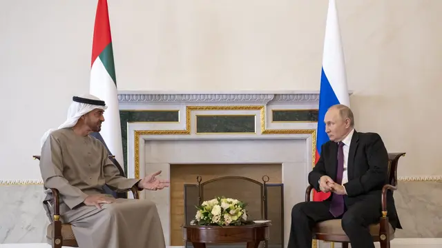 Presiden Uni Emirat Arab Sheikh Mohammed bin Zayed Al-Nahyan dan Presiden Rusia Vladimir Putin.