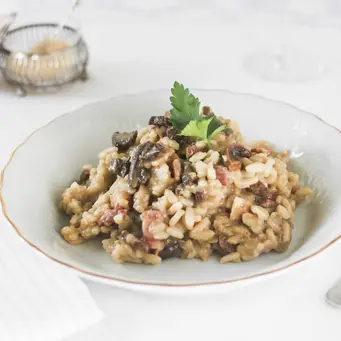 Barley risotto jamur memiliki kandungan serat dan protein yang tinggi sehingga akan merasa kenyang dalam jangka waktu lama. (Foto/dok: Freepik)