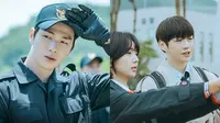 7 Potret Kang Daniel Berseragam Polisi dalam Debut Drakor Rookie Cops (Sumber: @disneypluskr)