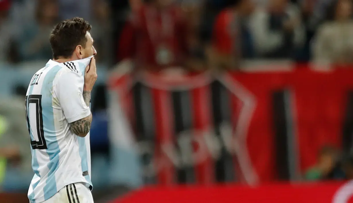 Kapten Argentina, Lionel Messi bereaksi setelah pemain Kroasia Luka Modric mencetak gol pada pertandingan Grup D Piala Dunia 2018 di Nizhy Novgorod Stadium, Jumat (22/6). Messi tidak melakukan satu tendangan pun hingga menit ke-64. (AP/Pavel Golovkin)