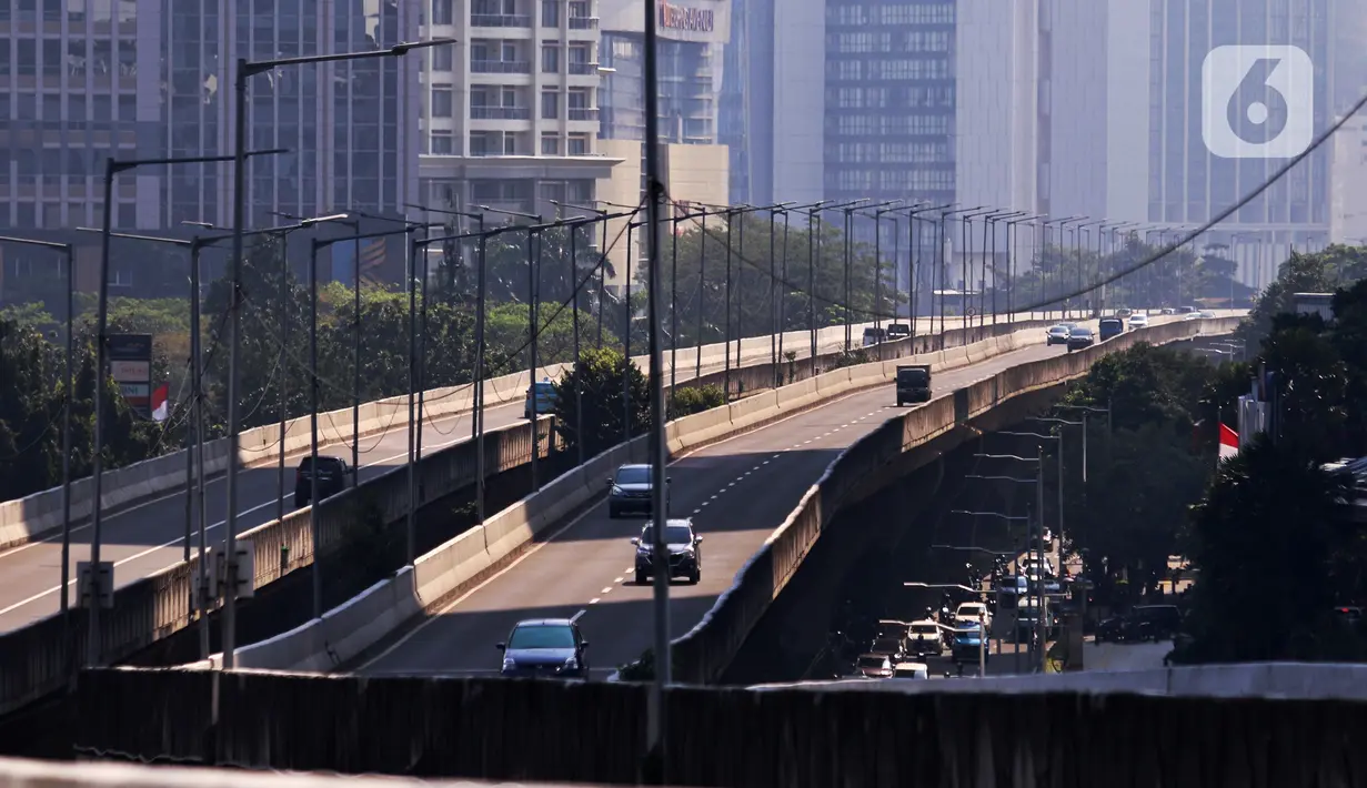 Kendaraan melintas di kawasan Jakarta, Selasa (27/7/2021). Pemprov DKI Jakarta memperpanjang PPKM Darurat menjadi PPKM Level 4 hingga 2 Agustus 2021. (Liputan6.com/Angga Yuniar)