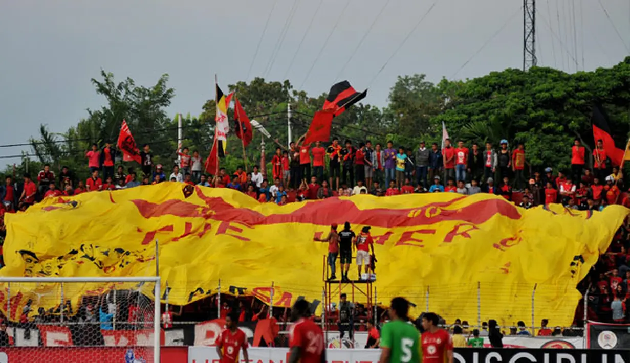 Sejumlah suporter Semen Padang memadati tribun penonton untuk menyaksikan laga SCM Cup 2015 di Stadion Haji Agus Salim, Padang, Sabtu (17/1/2015). Persebaya unggul 1-0 atas Semen Padang. (Liputan6.com/Johan Tallo)