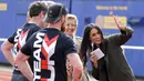 Meghan Markle berbincang dengan atlet tim Inggris untuk Invictus Games Sydney 2018 di University of Bath, Inggris (6/4). Invictus Games merupakan kompetisi olahraga internasional untuk veteran yang terluka dalam perang. (AP Photo/Kirsty Wigglesworth,pool)