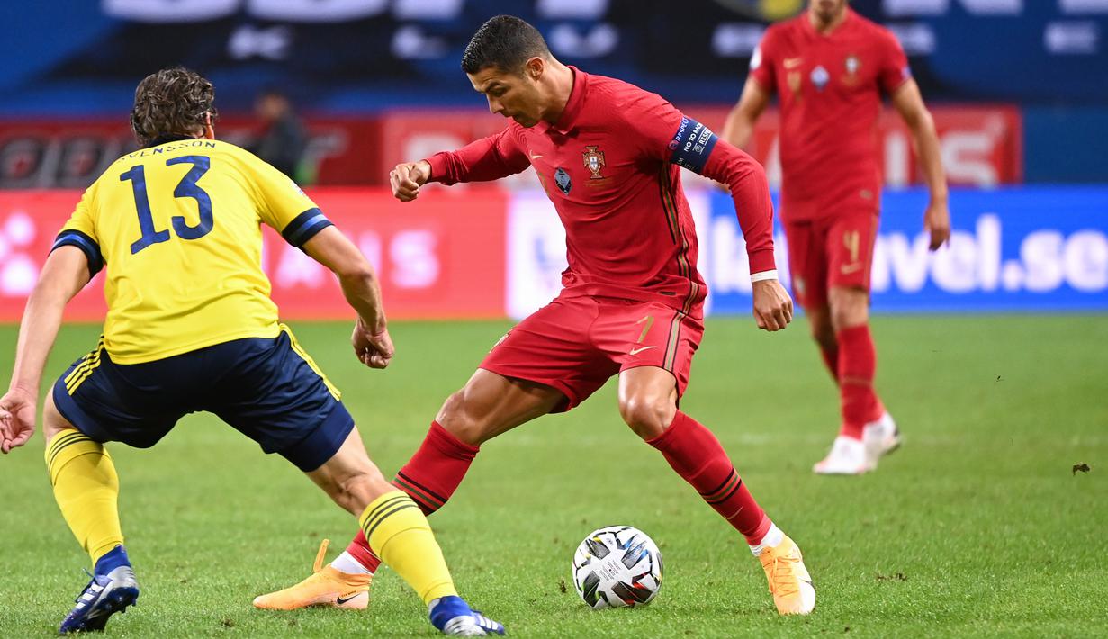 Gelandang timnas Swedia, Gustav Svensson berebut bola dengan penyerang timnas Portugal, Cristiano Ronaldo pada laga UEFA Nations League A Group 3 di Friends Arena, Stockholm, Selasa (8/9/2020). Portugal kalahkan Swedia 2-0 lewat sepasang gol yang dicetak Cristiano Ronaldo. (Jonathan NACKSTRAND/AFP)