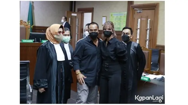 8 Potret Nia Ramadhani dan Ardi Bakrie saat Hadiri Sidang Kasus Narkoba, Curi Perhatian