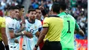 Penyerang Argentina, Lionel Messi memprotes keputusan wasit Mario Diaz yang memberikannya kartu merah selama pertandingan melawan di Copa America 2019 di Arena Corinthians, Brasil (6/7/2019). Kartu merah pertama Messi terjadi saat melawan Hungaria pada 17 Agustus 2005. (AP Photo/Victor R. Caivano)