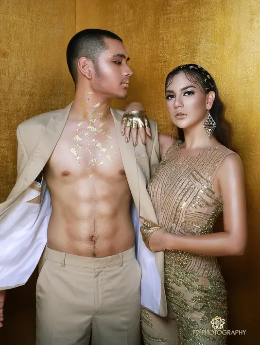 Pose Giorgino tak mengancingkan stelan jasnya. Tatapan ke Irish Bella yang tangan kanannya ditaruh dipundah sebelah kiri Giorgino. (Instagram/fdphotography90)
