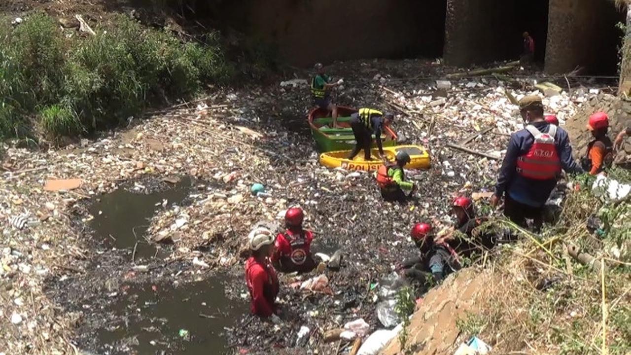 Relawan bersihkan lautan sampah di Kali Jambe, Bekasi