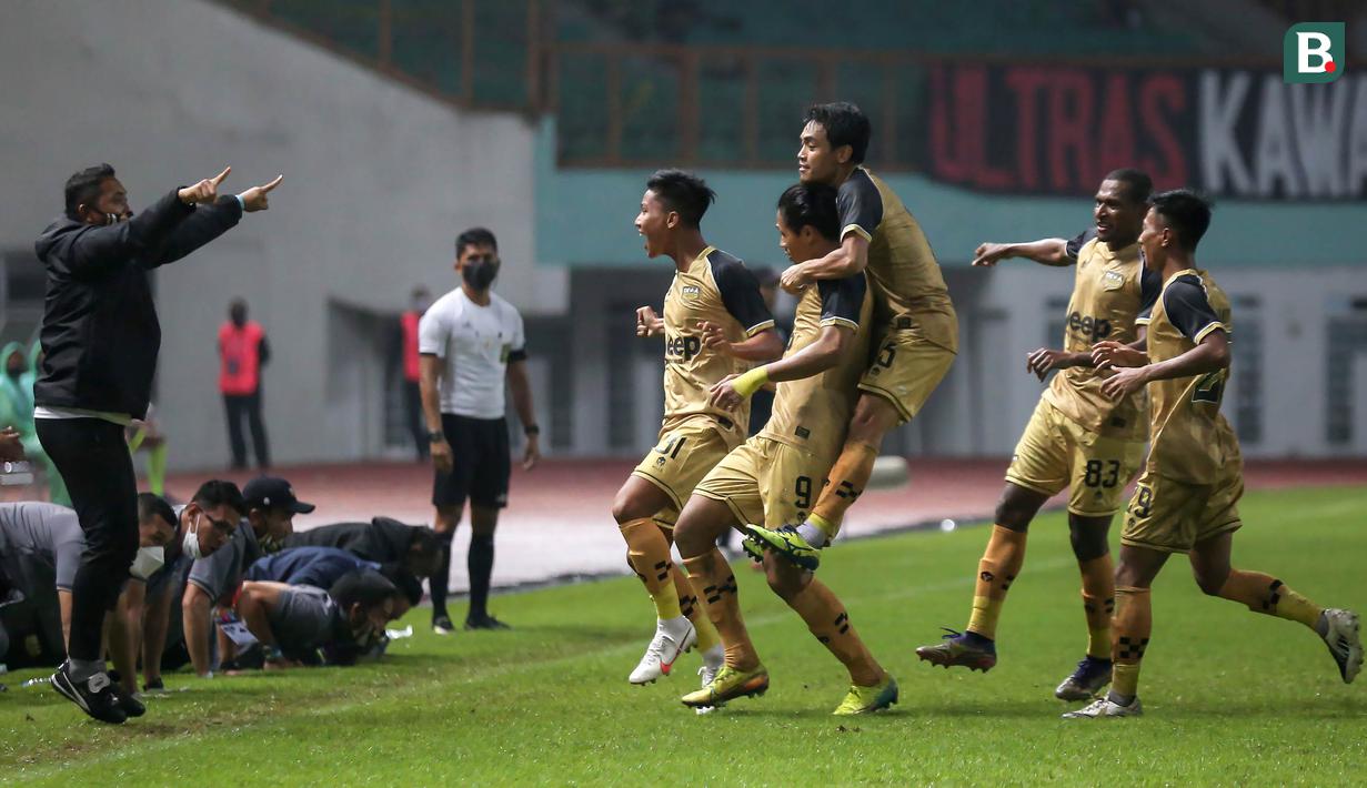 7 menit jelang laga berakhir, Fauzi berhasil mempelebar jarak keunggulan Dewa United menjadi 2-0. (Bola.com/Bagaskara Lazuardi)