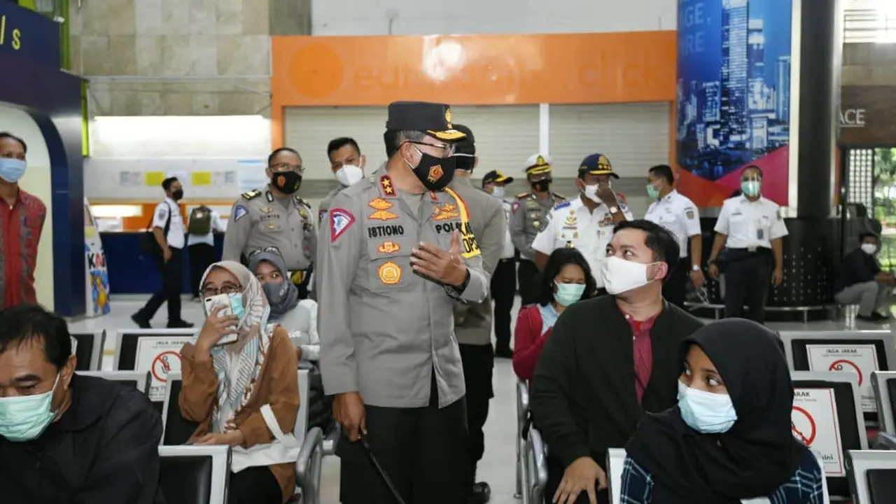 Korlantas Polri melakukan pengecekan kesiapan pengamanan libur Natal dan Tahun Baru 2021 di Stasiun Gambir, Jakarta Pusat.