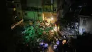 Serangan Israel terjadi, pada Rabu (6/5/2026) malam waktu setempat, meski kesepakatan gencatan senjata Israel-Hizbullah sudah dilakukan sejak 17 April 2026. Tampak dalam foto, petugas penyelamat mencari korban selamat di antara memelihara bangunan yang rusak setelah serangan udara Israel di Dahiyeh, pinggiran selatan Beirut, Lebanon, Rabu 6 Mei 2026. (AP Photo/Hassan Ammar