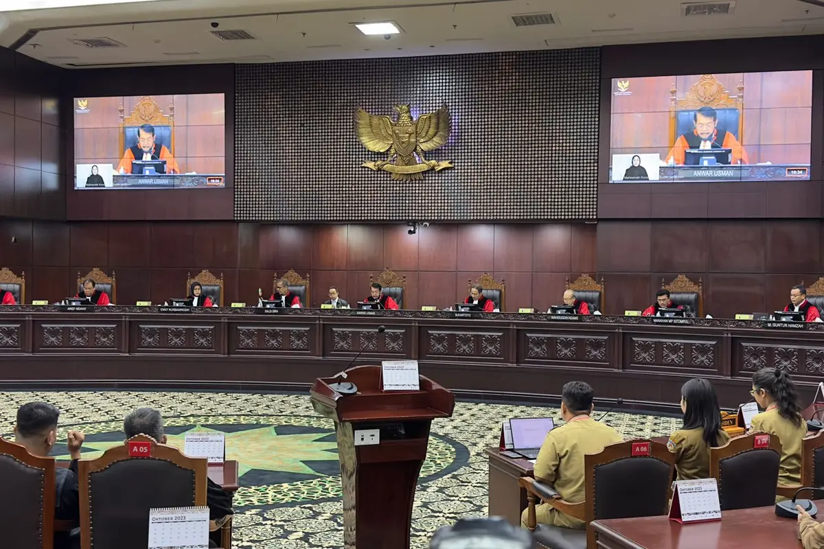 Mahkamah Konstitusi (MK) menggelar sidang putusan uji materi batas usia capres-cawapres di Jakarta, Senin (16/10/2023).