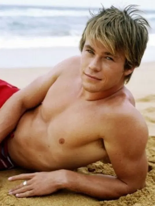 Pesona Chris Hemsworth sebagai hot papa memang sulit ditolak. Namun sepertinya kharisma kakak Liam Hemsworth ini sudah memuncak sedari dulu. (pinterest.pt)