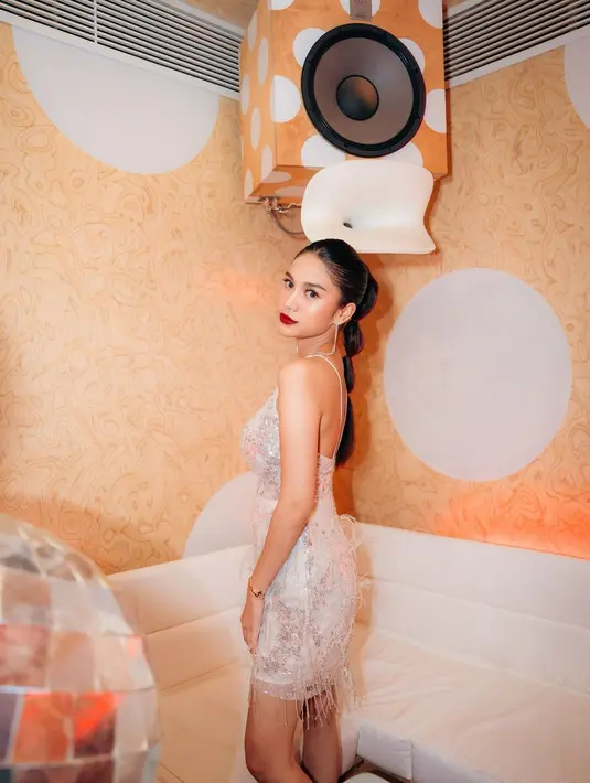 Rambut Azizah terlihat lebih panjang yang ditata dengan gaya bubble ponytail [@azizahsaslha_]