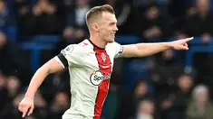 Southampton menjadi satu dari tiga tim yang sudah dipastikan terdegradasi dari Premier League musim 2022/2023 untuk bermain di Championship musim depan. Dengan turun kasta, tentu tak semua pemain dalam skuad Southampton musim ini akan rela membela The Saints di Championship. Beberapa pemain andalan yang tampil menonjol bersama Southampton memiliki opsi mencari klub baru untuk menyelamatkan karier mereka, apalagi ada beberapa klub besar yang meminatinya. Seperti 5 pemain berikut ini. (AFP/Adrian Dennis)