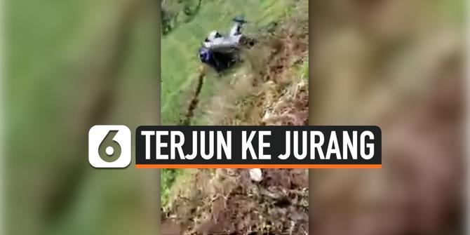VIDEO: Ngeri, Detik-Detik Mobil Terguling dan Terjun ke Jurang di Lumajang