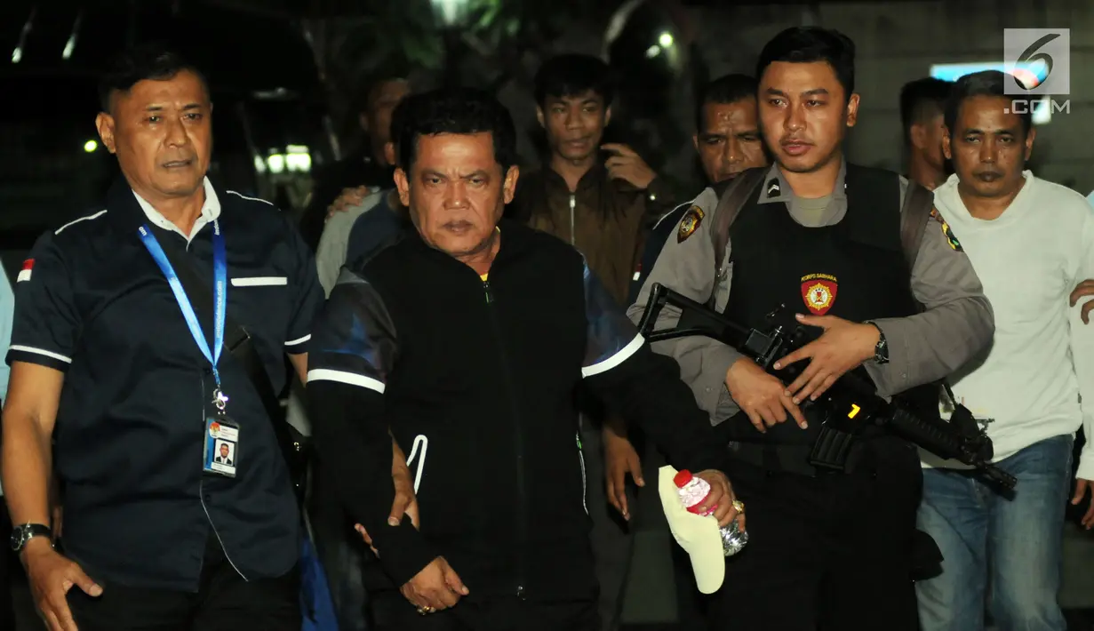 Wali Kota Pasuruan Setiyono (tengah) yang terjerat operasi tangkap tangan (OTT) tiba di gedung KPK, Jakarta, Jumat (5/10). Setiyono yang dikawal polisi bersenjata laras panjang bungkam saat dicecar pertanyaan oleh wartawan. (Merdeka.com/Dwi Narwoko)