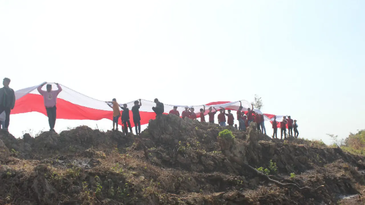 Warga Blora Bentangkan Bendera Raksasa di Atas Gunung Warung