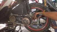 V-Belt Honda Beat sedang dibersihkan. (Herdi Muhardi)