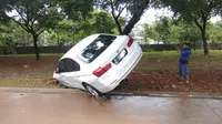 Satu Unit Sedan BMW Hanyut Terbawa Arus Deras Banjir di Perumahan Laverde, Kecamatan Serpong Utara, Kota Tangerang Selatan, Rabu (1/1/2020). (Foto: Pramita Tristiawati/Liputan6.com)