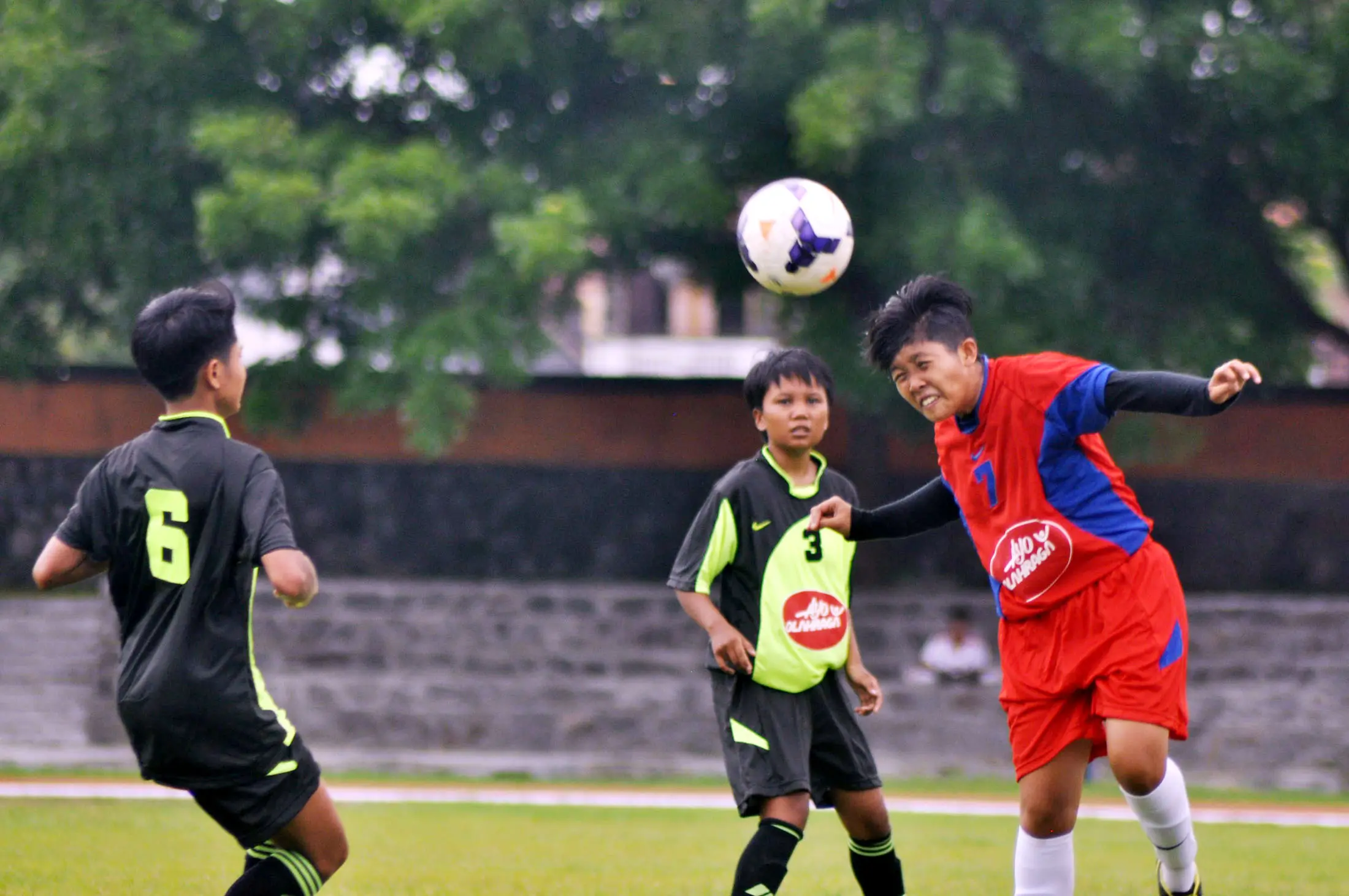 Pesepak bola putri bertanding dalam turnamen bertajuk Trofeo Bengawan Cup. Putri Mataram keluar sebagai juara dalam turnamen yang juga diikuti Putri Surakarta dan Putri Kediri. (Bola.com/Romi Syahputra)