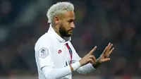 Striker Paris Saint-Germain, Neymar, melakukan selebrasi dengan menunjukan angka 24 usai membobol gawang Lille pada laga Liga 1 Prancis di Stadion Metropole, Minggu (26/1/2020). Neymar persembahkan dua gol nya untuk legenda NBA Kobe Bryant. (AP/Michel Spingler)