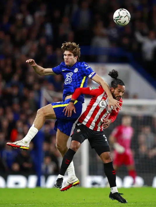 Pemain Chelsea Marcos Alonso melompat untuk berebut bola dengan pemain Southampton Theo Walcott pada pertandingan Piala Liga Inggris di Stadion Stamford Bridge, London, Inggris, 26 Oktober 2021. Chelsea menang adu penalti dengan skor 4-3 (1-1). (AP Photo/Ian Walton)