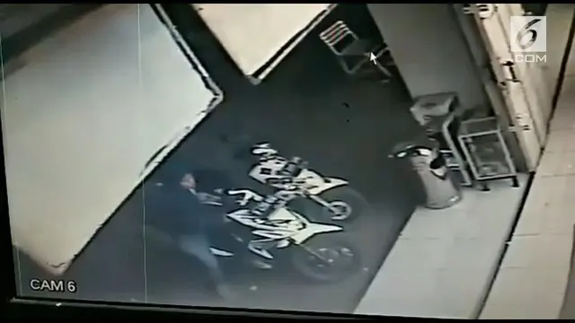 VIDEO: Rekaman CCTV Maling Motor di Serpong