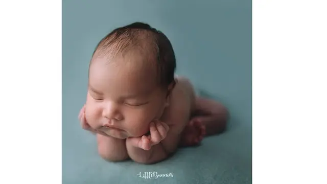 7 Potret Baby Born Anak Kedua Vicky Shu, Bikin Gemas