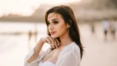 Model seksi Nora Alexandra Philip akan segera melangsungkan pernikahan dengan drummer Jerinx SID. Kabar tentang rencana pernikahan keduanya diketahui dari postingan Jerinx SID dan Nora yang mengunggah foto prewedding di Pantai Melasti, Bali. (Liputan6.com/IG/ncdpapl)