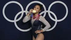 Atlet senam asal Amerika Serikat, Sunisa Lee berpose usai meraih medali emas dalam final senam artistik putri dalam ajang Olimpiade Tokyo 2020, Kamis (29/7/2021). (Foto: AP/Gregory Bull)