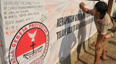 Warga membubuhkan tanda tangannya sebagai bentuk penolakan penggusuran Gereja Protestan Minahasa di kawasan Pacuan Kuda, Pulomas, Jakarta, Senin (18/4/2016). (Liputan6.com/Gempur M Surya) 