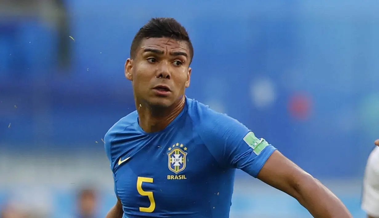 6. Casemiro (Brasil) - Gelandang Real Madrid ini merupakan andalan lini tengah Brasil di Piala Dunia 2018. Kecepatan dan umpan akurat mampu memanjakan striker Brasil untuk mencetak gol. (AP/Alastair Grant)