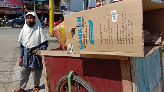 Nenek Maisaroh dan gerobak kesangannya. (Foto: Aceng Mukaram/Liputan6.com)