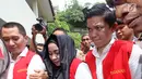Terdakwa bos First Travel, Andika Surachman, Anniesa Hasibuan dan Siti Nuraidah alias Kiki tiba di Pengadilan Negeri Depok, Senin (5/3). Dalam sidang lanjutan hari ini, jaksa penuntut umum (JPU) menghadirkan 10 orang saksi. (Liputan6.com/Herman Zakharia)