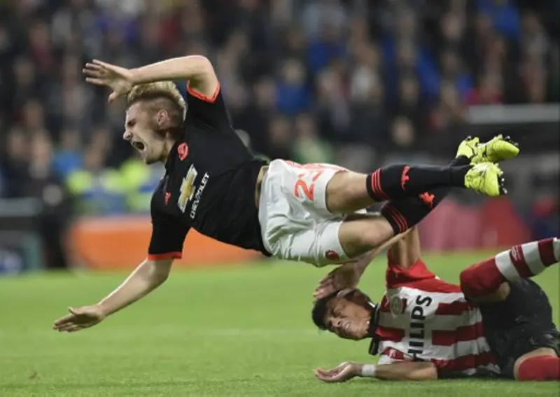 Bek kiri Manchester United (MU) Luke Shaw mengalami patah kaki akibat tekel dari Hector Moreno (AFP)
