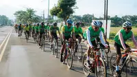 Pegiat sepeda Group Ride ke-7 GFNY Bali - IFG Life melintasi kawasan Purworejo dengan mengelilingi desa wisata, bukit dan pegunungan di  Purworejo  Jawa Tengah (14/5/2023). Gowes diisi segmen rolling di jalur tanjakan dan turunan di bukit mengelilingi Kabupaten Purworejo. (Liputan6.com/HO/GFNY)