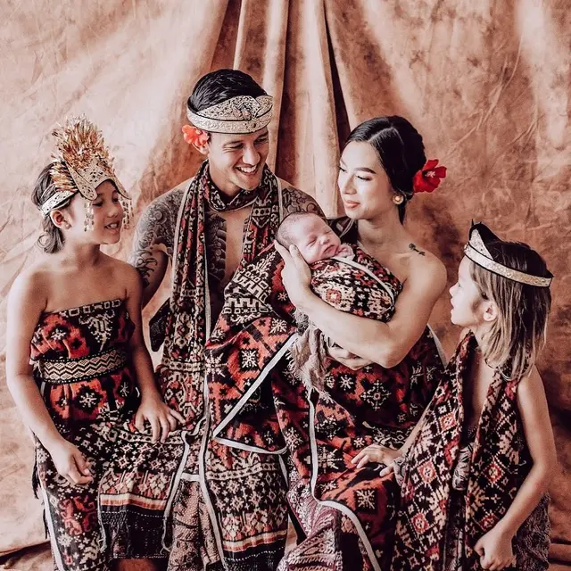 Hamil Anak Keempat, Ini 8 Potret Harmonis Keluarga Irfan dan Jennifer Bachdim