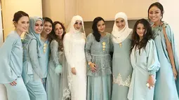 Laudya Cynthia Bella berfoto bersama sejumlah artis Indonesia yang menjadi bridesmaid di pernikahannya. Para pendamping pengantin wanita ini kompak menyematkan bros warna emas di bagian dada mereka. (instagram/whulandary)