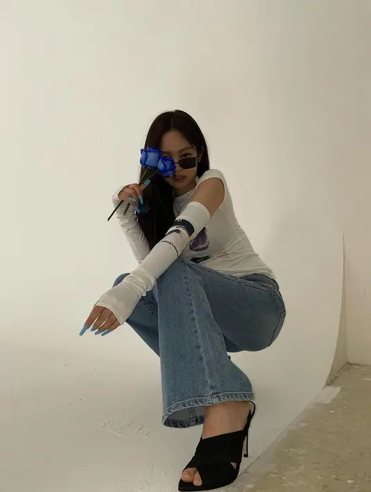 Dalam pemotretannya, gaya kasual Jennie ini terlihat menawan. Tak sedikit netizen yang memuji penampilannya yang meski terlihat sederhana namun tetap stylish. (Liputan6.com/IG/@jennierubyjane)